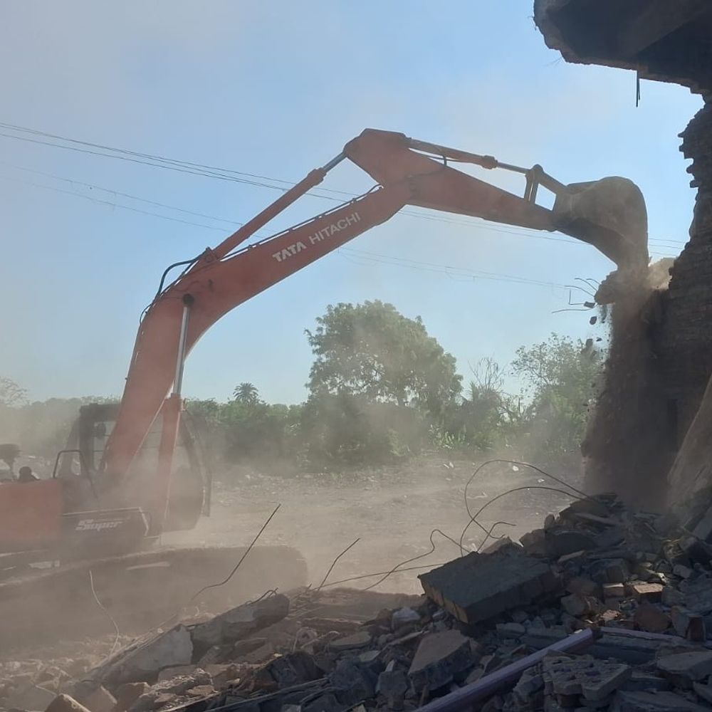 જામનગરમાં રેન્જ IG નિર્લિપ્ત રાયની મુલાકાત બાદ મોટી કાર્યવાહી:બચુનગરમાં 12,000 ચો.મી. ગેરકાયદેસર બાંધકામ તોડી 2 કરોડની જમીન ખુલ્લી કરાઈ