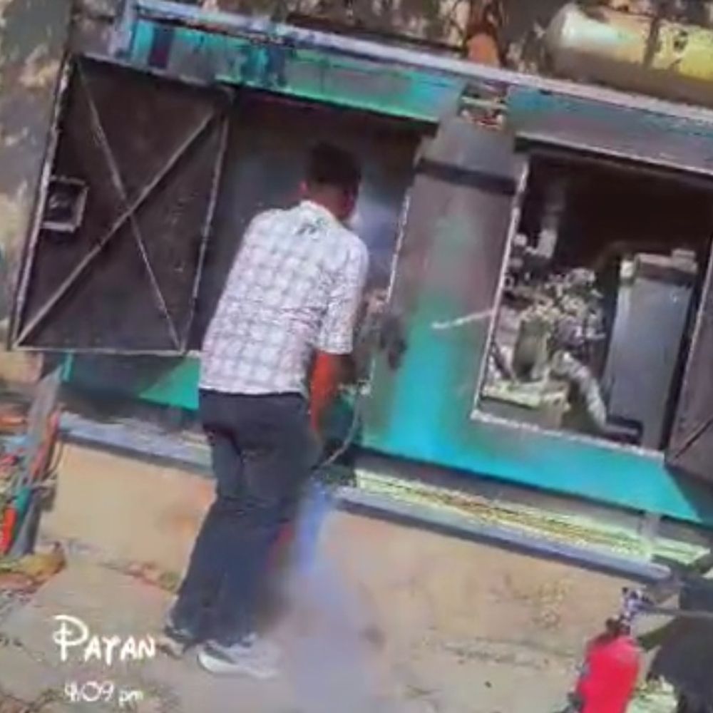 હોટલના જનરેટરમાં આગ લાગી:વેરાવળમાં ફાયર વિભાગે સમયસર પહોંચી આગ પર કાબુ મેળવ્યો