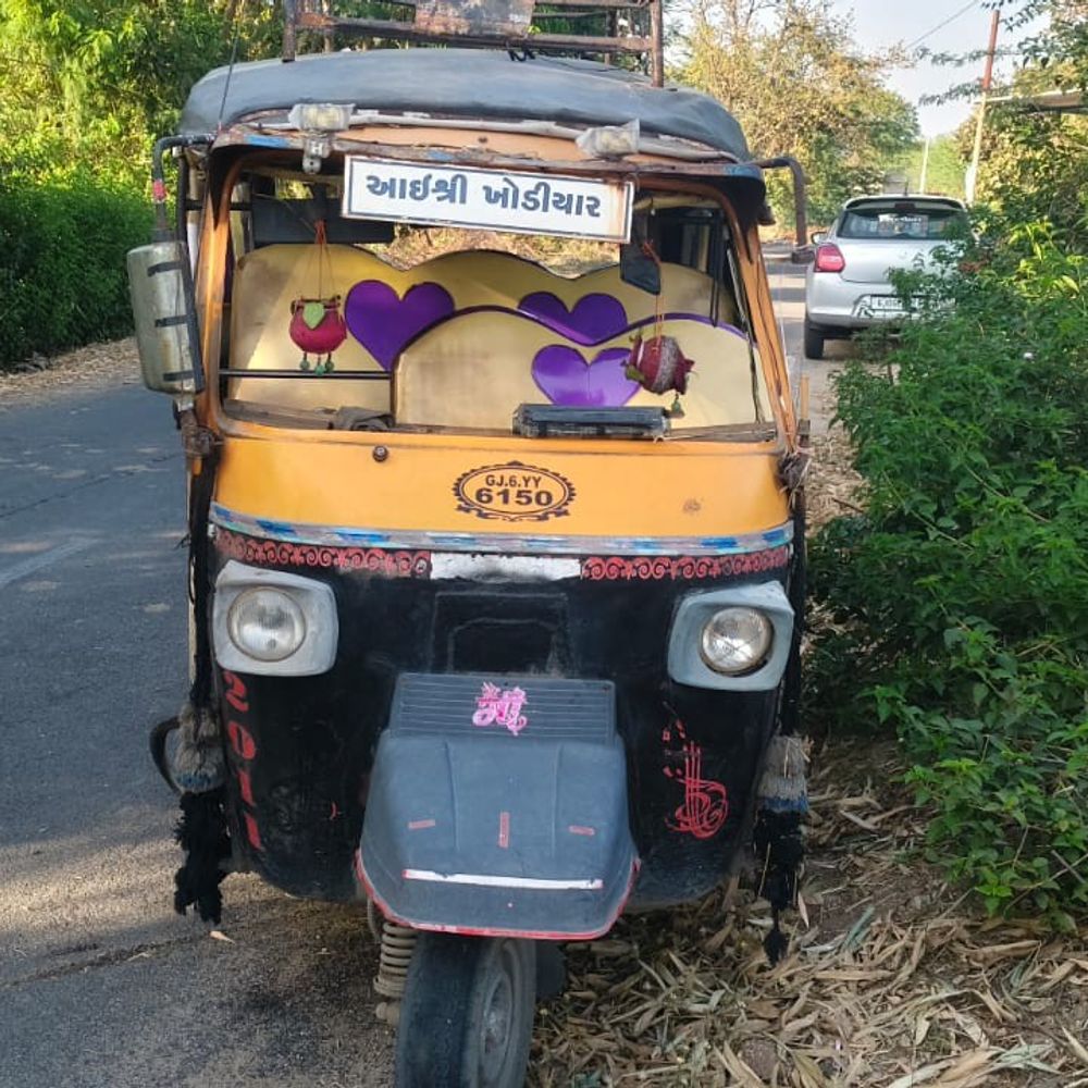 શહેરા પાસે રિક્ષા-ટ્રેક્ટર અકસ્માત:એક વૃદ્ધ સહિત ચાર મુસાફર ઈજાગ્રસ્ત; સારવાર માટે ખસેડાયા