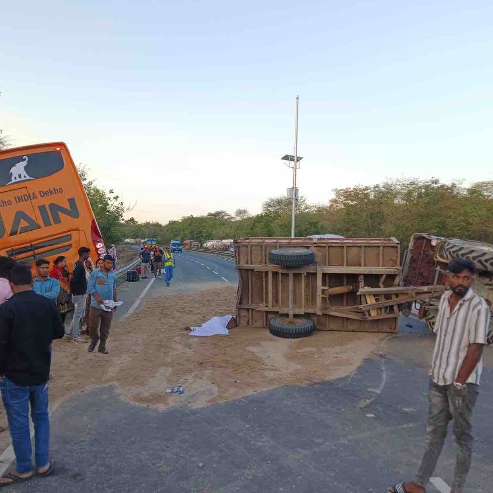 પાલનપુરમાં બસ અને ટ્રેક્ટર વચ્ચે અકસ્માત:ટ્રેક્ટર ચાલકનું ઘટનાસ્થળે જ મોત, બાલારામ બ્રિજ નજીક સર્જાઈ દુર્ઘટના