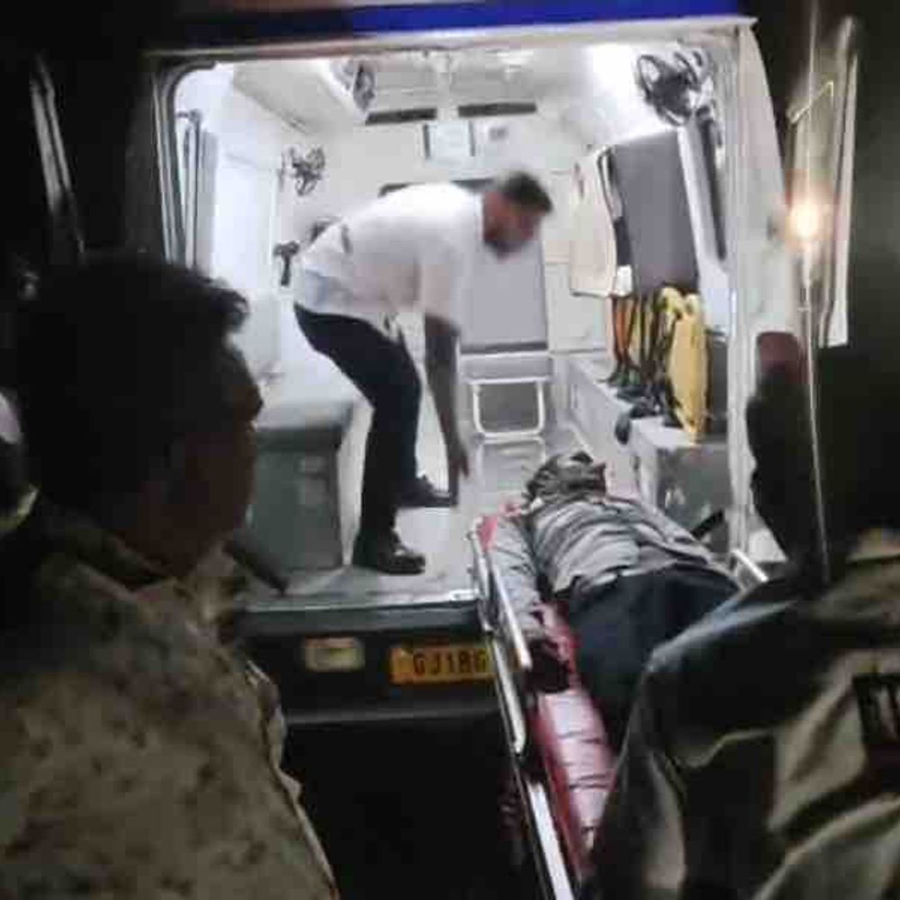 અમરેલીમાં કુંકાવાવ ચોકી રોડ પર રેલવે ફાટક નજીક અકસ્માત:અજાણ્યા વાહને 2 રાહદારીને ટક્કર મારી, એકનું સારવાર દરમિયાન મોત