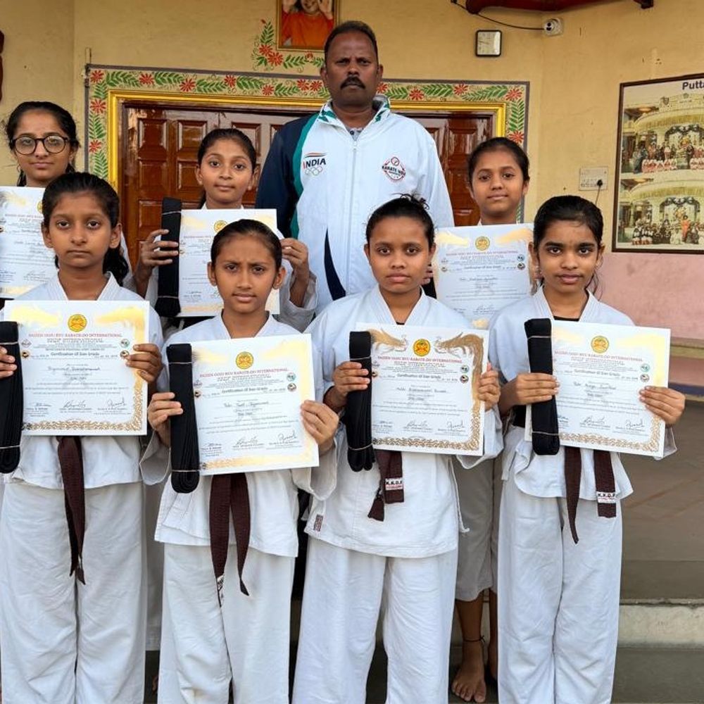 નવસારીમાં કરાટે બ્લેક બેલ્ટ પરીક્ષા યોજાઈ:33 વિદ્યાર્થીએ સિદ્ધિ મેળવી, સેલ્ફ ડિફેન્સના પાઠ ભણ્યા