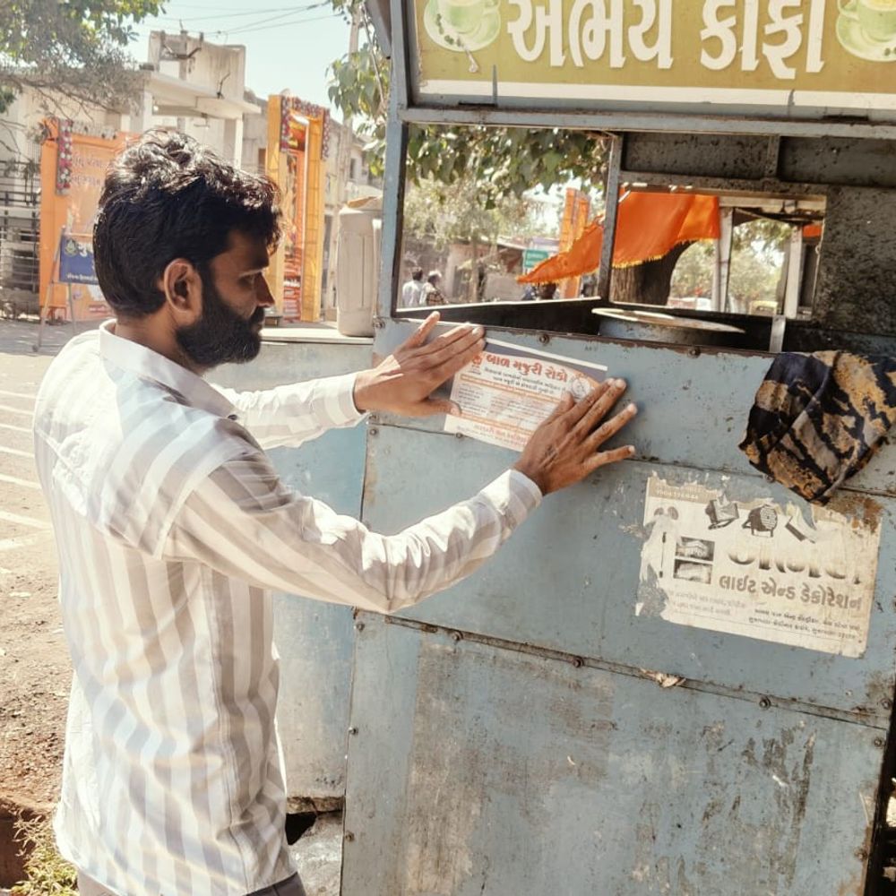 સુત્રાપાડા નગરપાલિકાએ બાળશ્રમ નાબૂદી ઝુંબેશ શરૂ કરી:વાણિજ્યિક વિસ્તારોમાં સ્ટિકરો દ્વારા જાગૃતિ અભિયાન તેજ બન્યું