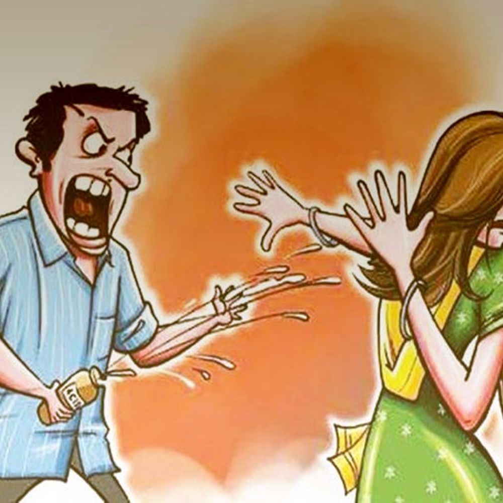 નોકરી પરથી પાછી આવતી યુવતી પર અજાણ્યા બાઈકચાલકોનો હુમલો:સોસાયટીમાં ઘૂસીને પીડિતા પર જ્વલંતશીલ પદાર્થ ફેકીને ફરાર, સારવાર માટે સિવિલ ખસેડાઈ