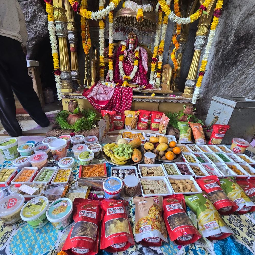 ગબ્બર માતાજીના ઝૂલા પર અન્નકૂટ ધરાવાયો:ચૈત્રી નવરાત્રિ નિમિત્તે મુંબઈના જસાણી પરિવારે અર્પણ કર્યો