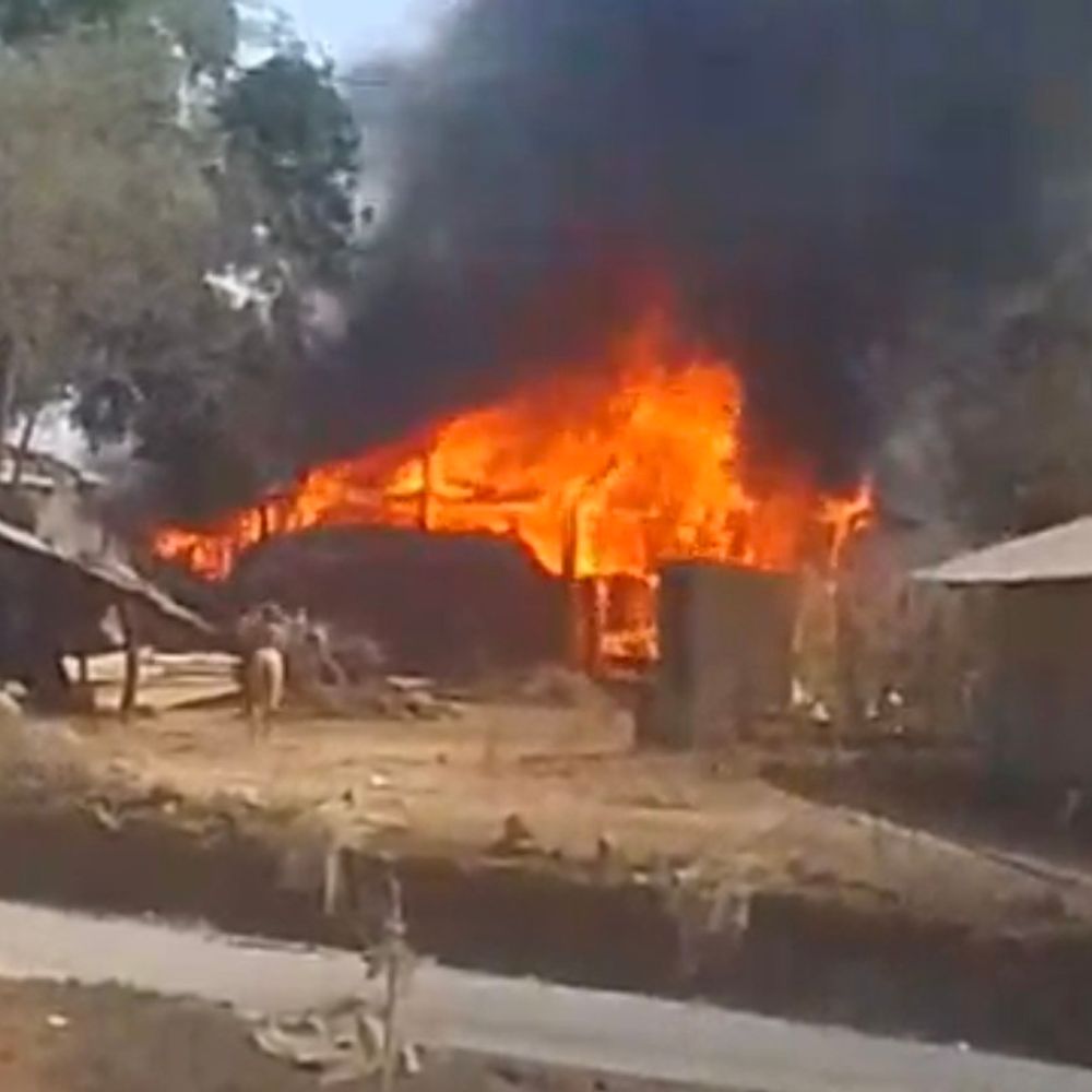 ડાંગના સુબીરમાં રહેણાંક મકાનમાં આગ લાગી:ચૂલામાંથી લાગેલી આગથી વિધવાનું ઘર સંપૂર્ણપણે બળી ગયું, જીવનભરની બચત અને મહત્વના દસ્તાવેજો ખાખ