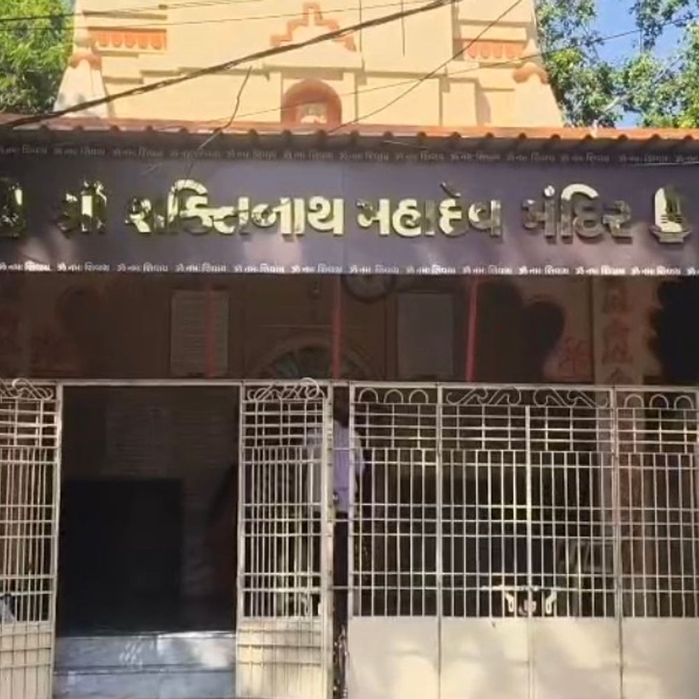 ભરૂચના શક્તિનાથ મંદિરમાં લાખોની ચોરી, તસ્કરો ચાંદીના છત્ર, નાગ સહિત આભૂષણોની ચોરી કરી ફરાર.