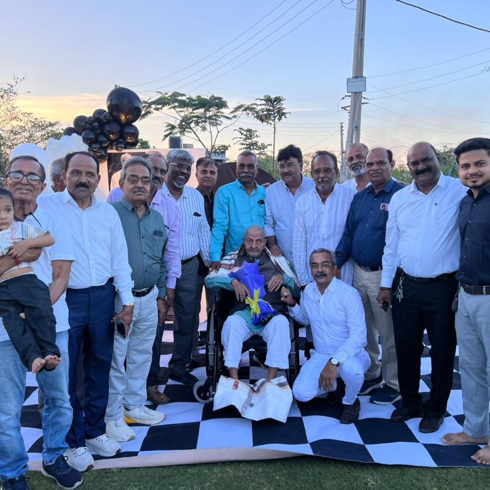 પ્રો. કે.પી. પટેલનો 90મો જન્મદિવસ:ભૂતપૂર્વ વિદ્યાર્થીઓ અને સહ અધ્યાપકોએ સરપ્રાઈઝ ઉજવણી કરી