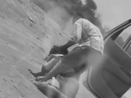 કર્ણાટકમાં પતિ દ્વારા જાહેરમાં પત્નીની હત્યા: ગળું કાપી, કારથી કચડી નાખી.