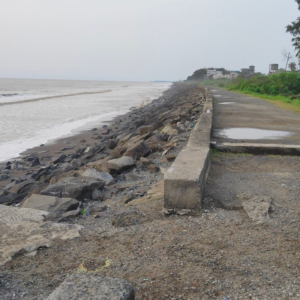 તિથલ દરિયાકિનારે હાઇબ્રિડ સિસ્ટમથી વીજળી ઉત્પન્ન થશે:પવન, સૂર્યપ્રકાશથી લાઈટો ઝળહળશે; CCTV કેમેરાથી સુરક્ષા સજ્જ