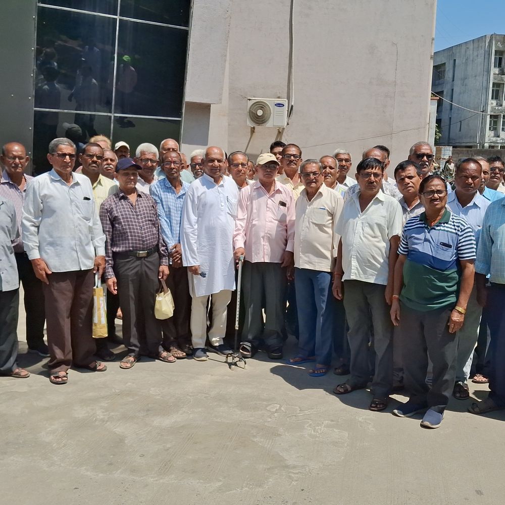 EPS-95 યોજના હેઠળના નિવૃત્ત કર્મચારીઓનું વિરોધ પ્રદર્શન:પેન્શનમાં વધારો, મોંઘવારી ભથ્થું સહિતની માંગ સાથે સાંસદ અને કલેક્ટરને આવેદન સુપરત