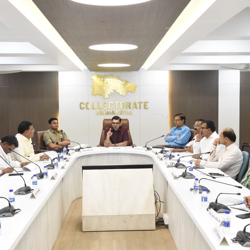 કલેક્ટર મિહિર પટેલે વિકાસકાર્યોને પ્રાથમિકતા આપવા નિર્દેશ કર્યો:જિલ્લા સંકલન અને ફરિયાદ નિવારણ સમિતિની બેઠકમાં ચર્ચા