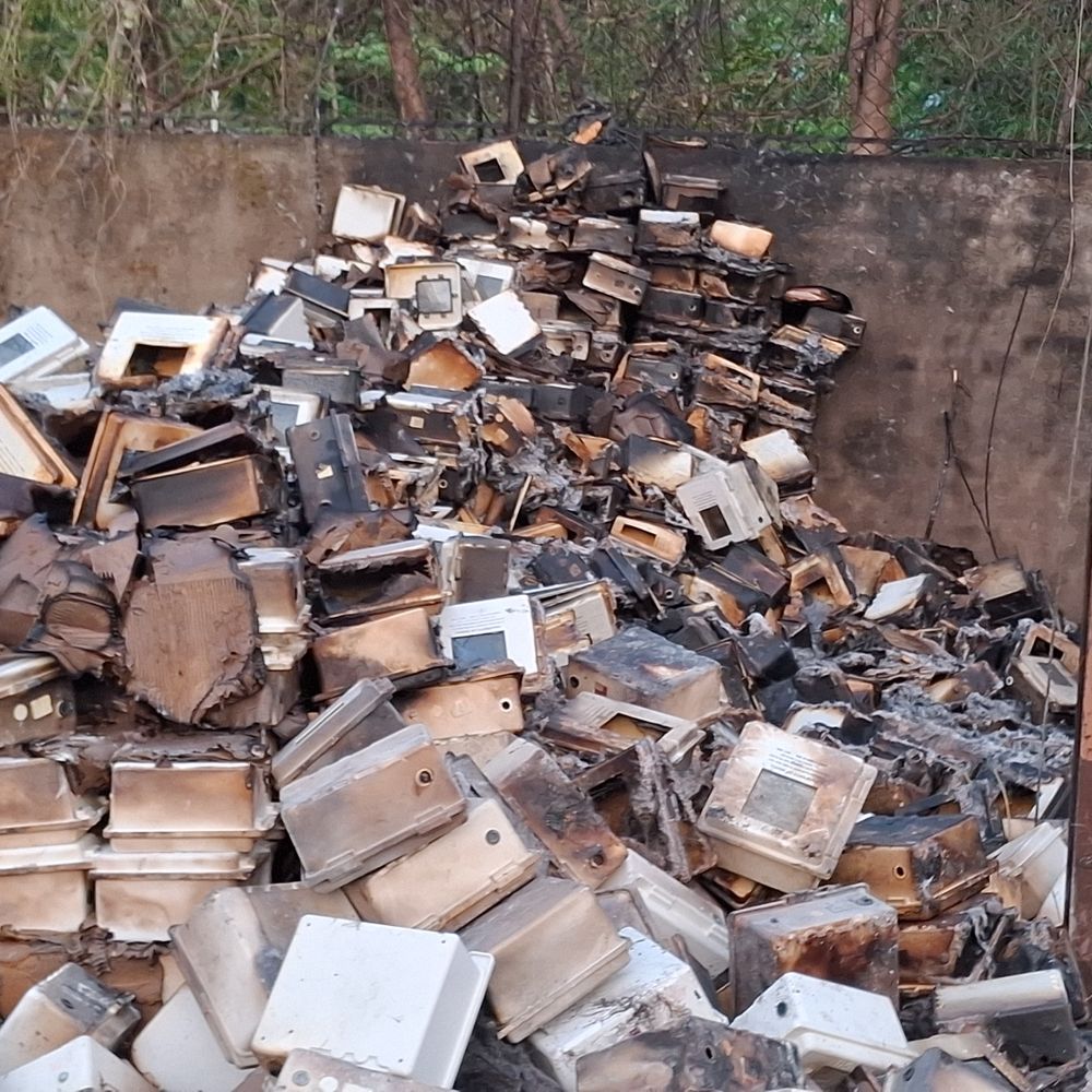 DGVCL સ્ટોર રૂમમાં આગ લાગી:વાપીના બલીઠામાં વીજ પોલના તણખલાથી આગ લાગતા મીટર કેબિનોને નુકસાન