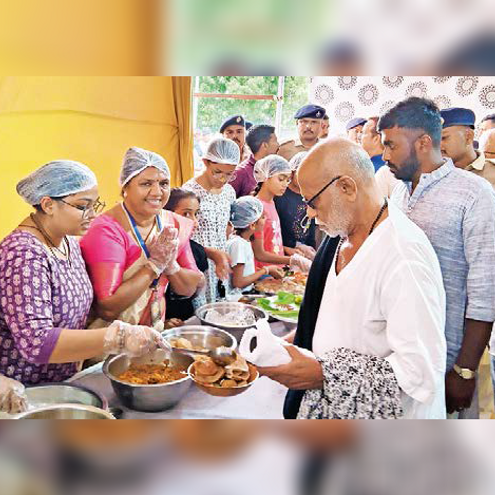 મોરારિ બાપુ દ્વારા ગુરુ મહિમાનું વર્ણન અને 68 તીર્થ ગુરુના ચરણોમાં હોવાનું મહત્વ દર્શાવાયું.