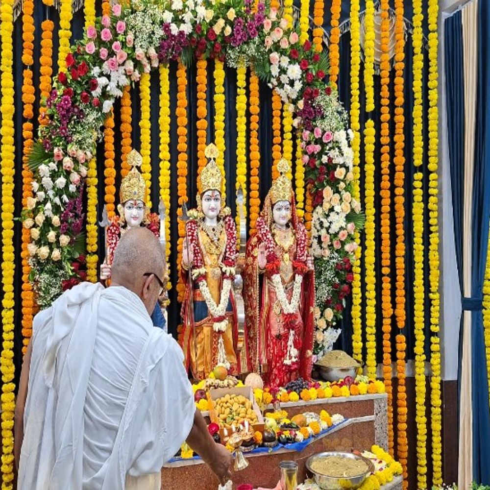 ભાવનગર 'રામમય' ભક્તિ માં લીન બન્યું:રામ મહેલમાં દિવ્ય આરતીમાં ભાવનગરના SPએ પૂજા અને આરતીમાં લાભ લીધો, લોકોએ શ્રીખંડ તથા મઠો ખાઈ ઉજવણી કરી