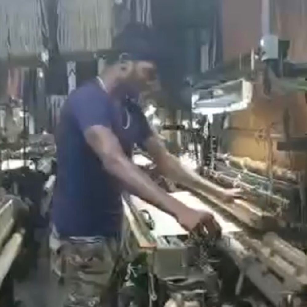 સુરત ટેક્સટાઇલ હબમાં ‘યુદ્ધની અસર’:ગૂગલ સર્વે ફોર્મમાં 85% વિવર્સ પ્રોડક્શન કાપના પક્ષમાં, શનિવારે મહાસભામાં લેવાશે આખરી નિર્ણય