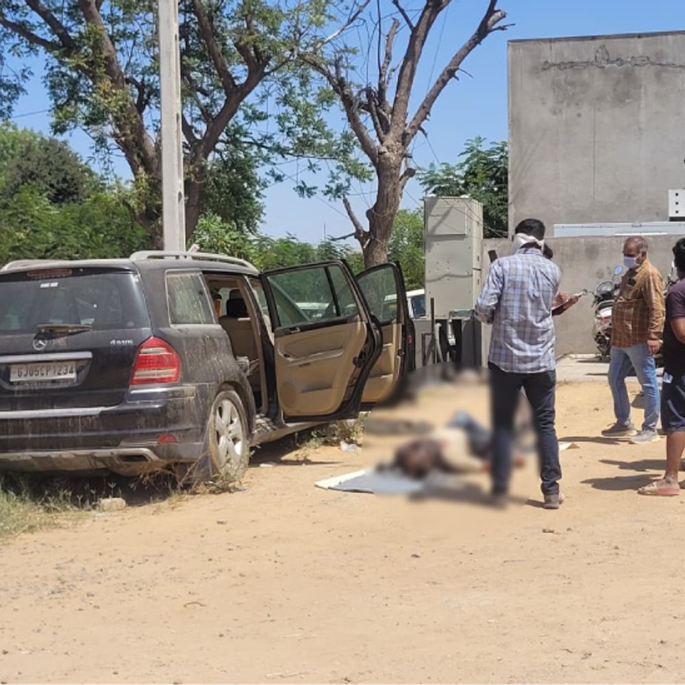 મર્સિડીઝ ગાડીમાંથી મૃતદેહ મળ્યો:અમદાવાદમાં એલ.જે કોલેજ પાસે કોહવાયેલી હાલતમાં લાશ મળી, ગાડી 8 મહિનાથી બંધ હાલતમાં ત્યાં પડી હતી