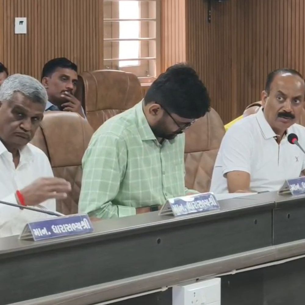 જૂનાગઢમાં ‘કાગળ-કાગળ’ રમતું નિંભર તંત્ર:જૂનાગઢ જિલ્લા સંકલન બેઠકમાં ધારાસભ્યનો તંત્ર સામે ભારે રોષ, ગ્રાન્ટ ફાળવ્યા છતાં કામો ન થતા હોવાના ગોપાલ ઇટાલિયા ગંભીર આક્ષેપો.