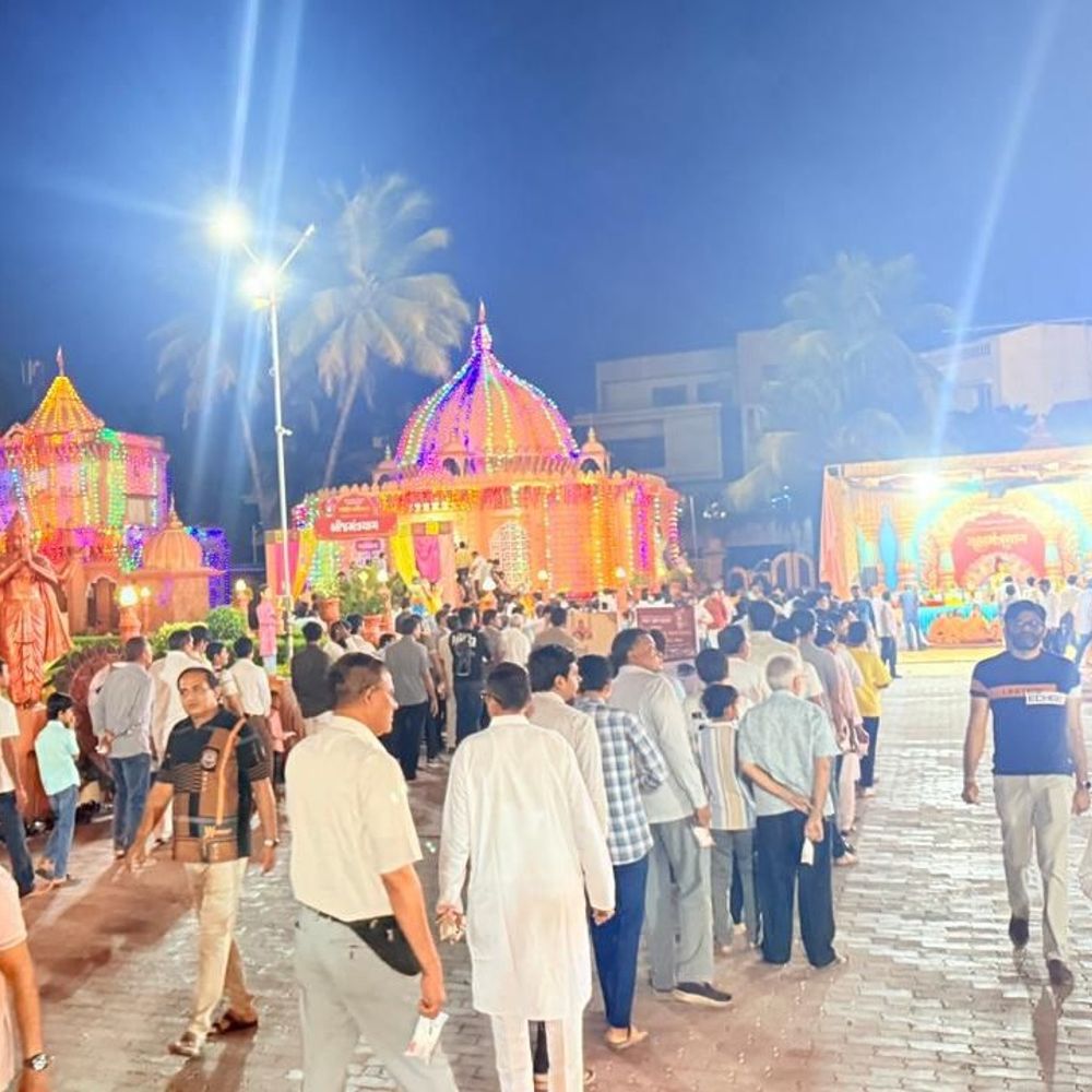 સુરતના વેડરોડ સ્વામિનારાયણ ગુરુકુલમાં ભક્તિનું ઘોડાપૂર:પદયાત્રીઓએ 4 કલાક દંડવત કરી મનોરથ પૂર્ણ કર્યા, હજારો ભાવિકોએ કર્યો દૂધ અભિષેક