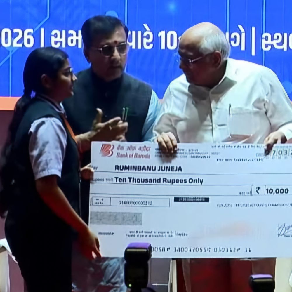 પાટડીની વિદ્યાર્થિનીની અનોખી શોધ, મુખ્યમંત્રીએ સન્માન કર્યું:વરસાદમાં કપડાં આપોઆપ શેડમાં લેતી સિસ્ટમ બનાવી