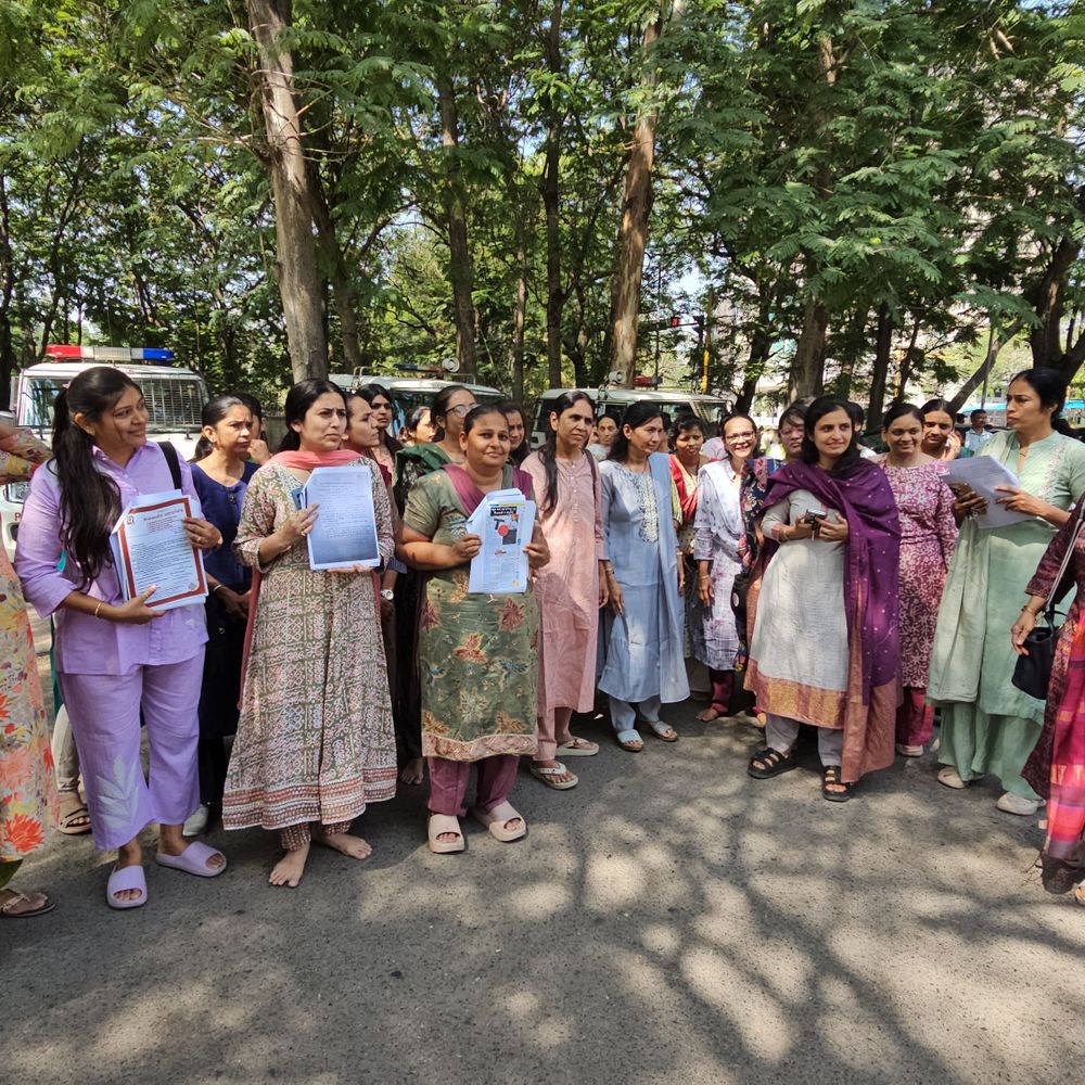 જૈનમુનિ સામે સાધ્વીજી અને શ્રાવિકાઓના શોષણનો આક્ષેપ:સુરત પધારેલા જૈનમુનિના વિરોધમાં જૈન સમાજની મહિલાઓ રસ્તા પર ઉતરી, કહ્યું- 'આને સામાન્ય કપડા પહેરાવી પરત સંસારમાં મોકલી દો'