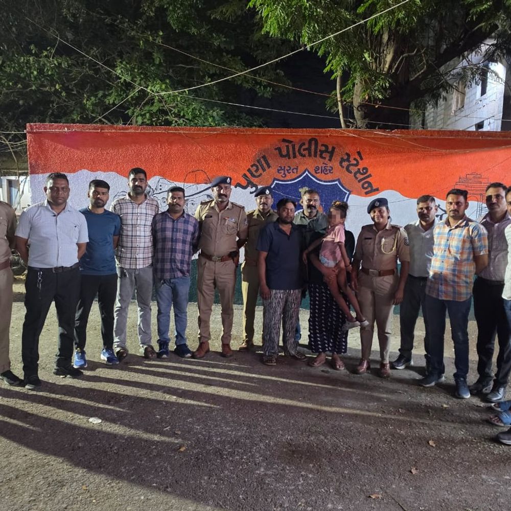 માતા-પિતાની આંખોમાં હર્ષના આંસુ છલકાયા:સુરતમાં શેરીમાં રમતા-રમતા ગુમ થયેલી બાળકીને પુણા પોલીસે ગણતરીના કલાકમાં 40 સીસીટીવી ફેંદીને શોધી કાઢી