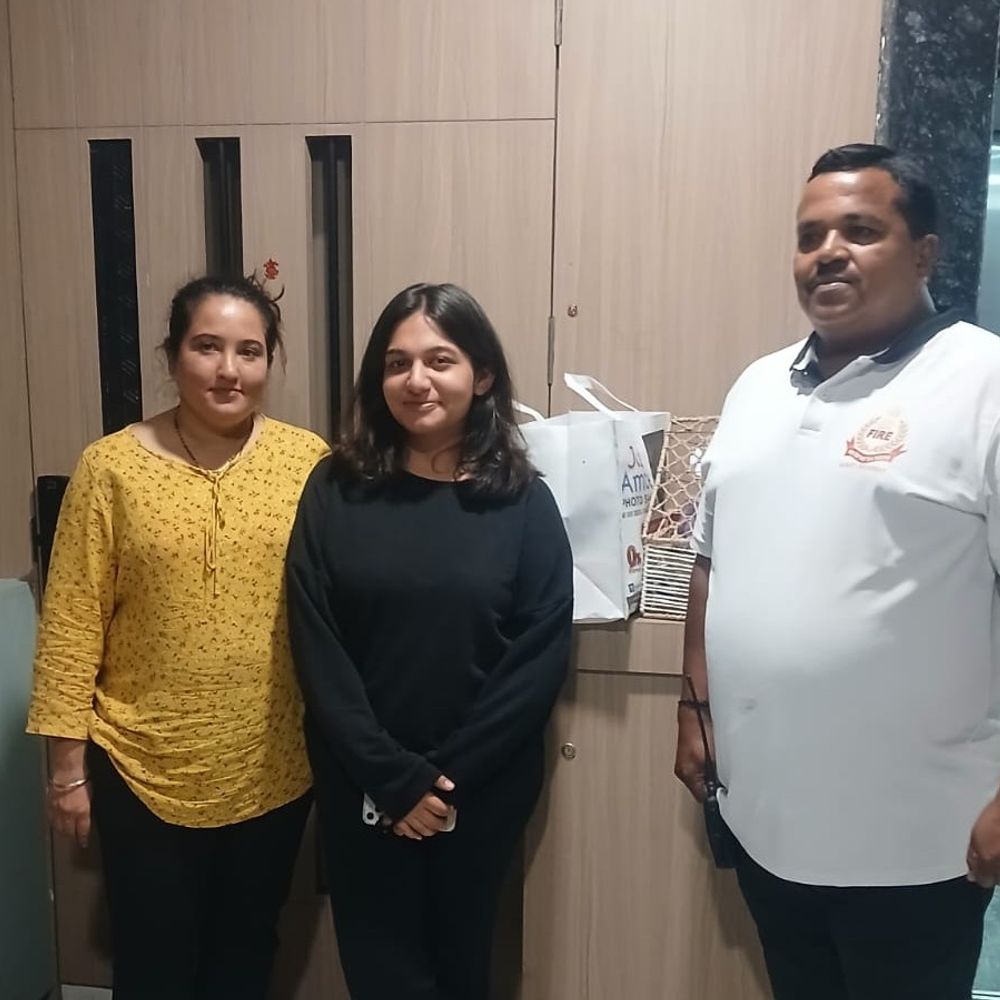 વેસુમાં લિફ્ટમાં બે મહિલા ફસાતા ભારે દોડધામ મચી:અડધો કલાક સુધી અધવચ્ચે અંધારામાં ફસાયેલી રહી, ફાયરબ્રિગેડે રેસ્ક્યૂ કર્યું