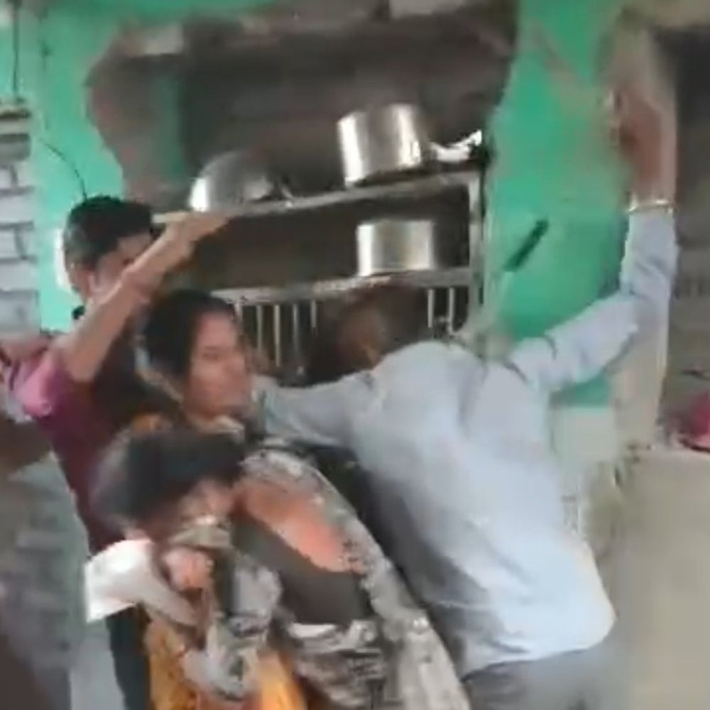 ઉત્રાણમાં પ્લોટના ડખામાં પોલીસની હાજરીમાં જ ધીંગાણું:મહિલાઓ સહિત બે પરિવારો સામસામે આવી ગયા, પત્તરા ઉખાડી ઘરનો સામાન બહાર ફેંક્યો, ચારથી વધુ ઘાયલ