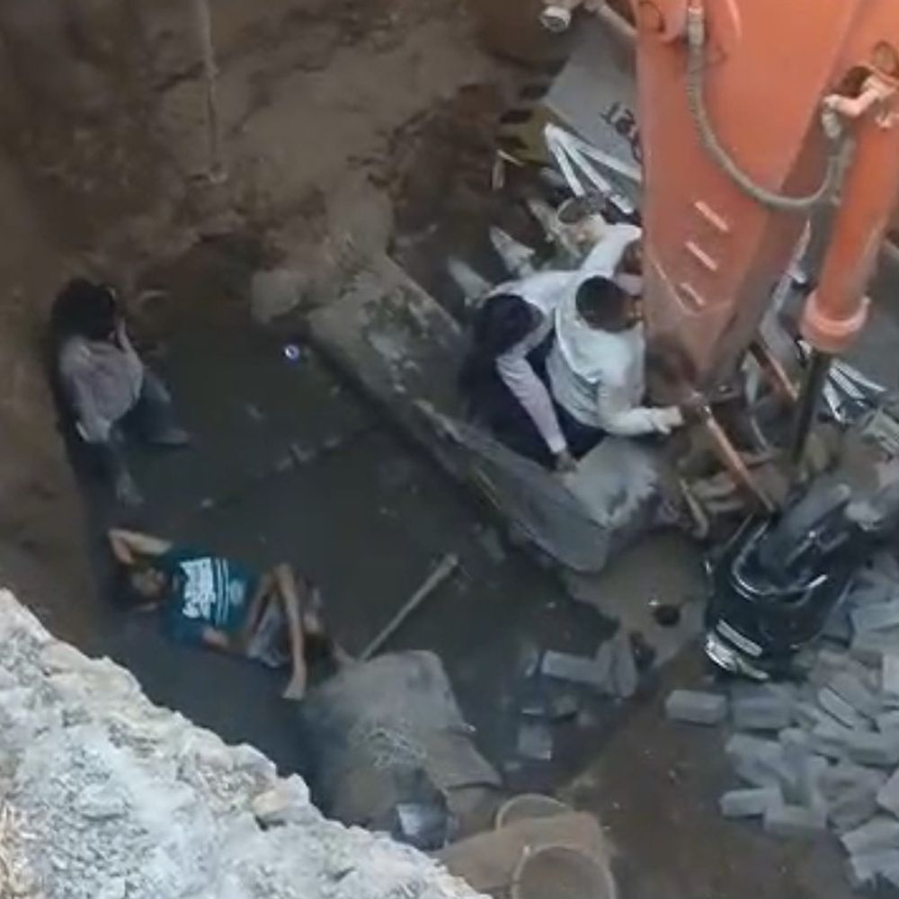 20 ફૂટ ઊંડા ખાડામાંથી મહિલા સહિત બેનું દિલધડક રેસ્ક્યૂ:મેટ્રો પ્રોજેક્ટની કામગીરીમાં બેદરકારીને પગલે રાહદારીઓ મોપેડ સાથે ખુલ્લા ખાડામાં ખાબક્યા, ક્રેન વડે બહાર કઢાયા