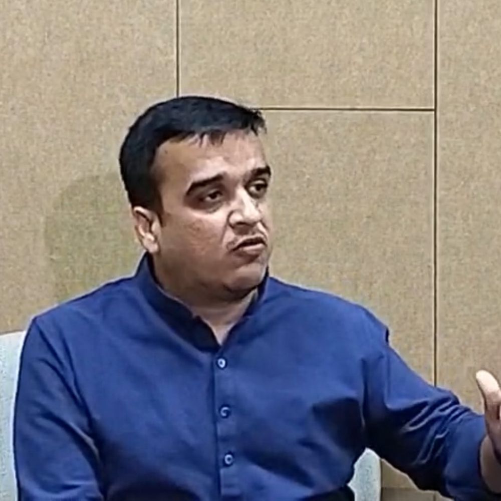 PM સાથે બેઠક બાદ ગુજરાત સરકારની હાઈલેવલ મીટિંગ:હર્ષ સંઘવીએ કહ્યું- 'અફવાઓથી સાવધાન, રાજ્યમાં જરુરી ચીજવસ્તુઓનો પૂરતો જથ્થો ઉપલબ્ધ'