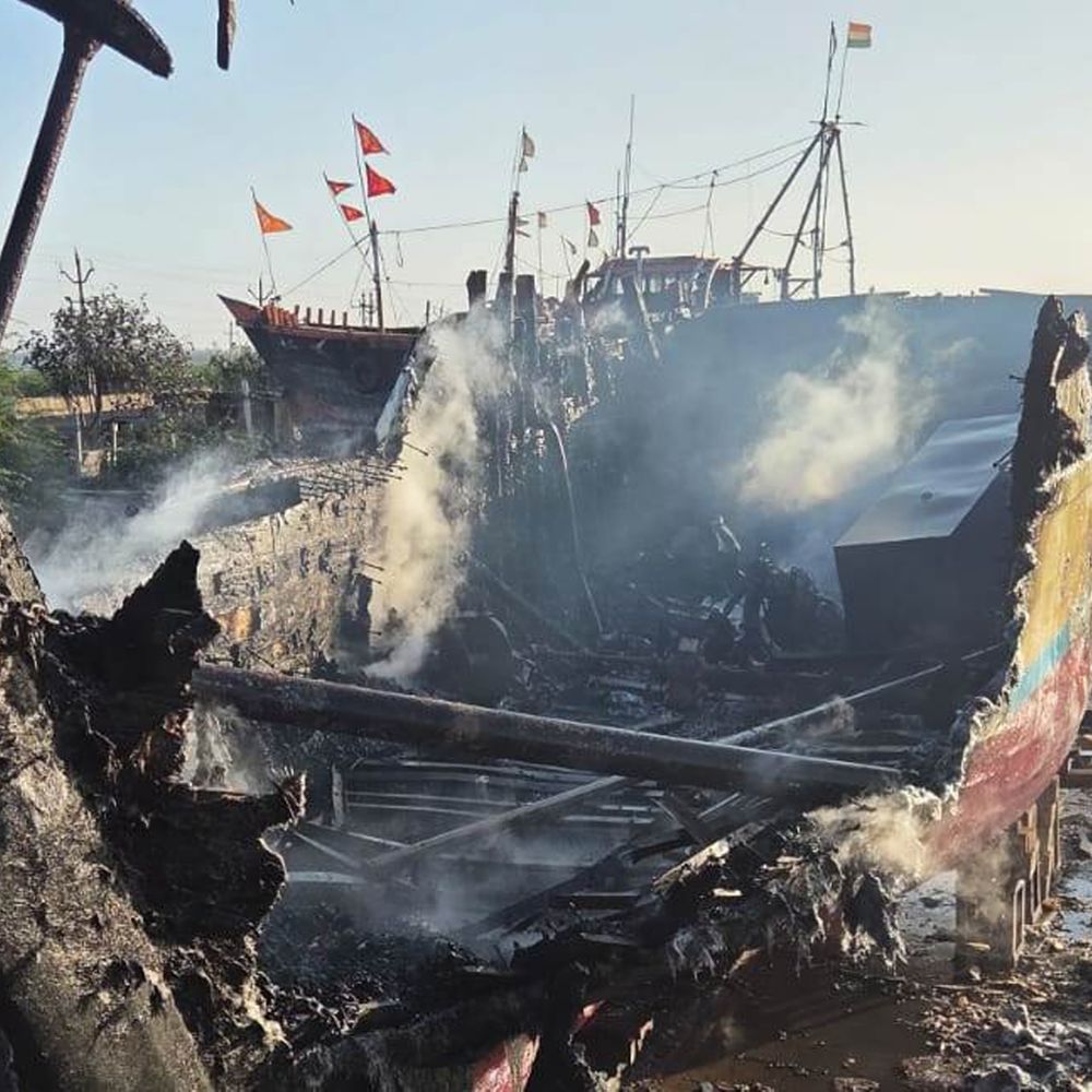 દુર્ઘટના:ઓખા બંદરે ફાઈબર બોટમાં ભયાનક આગ ભભૂકી, મહામહેનતે બુઝાવાઈ