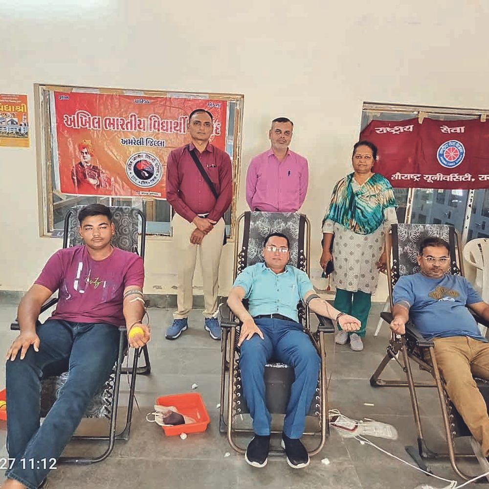 જિલ્લા વિદ્યાસભા અને શાંતાબા મેડિકલ કોલેજના સંયુક્ત ઉપક્રમે આયોજન:અમરેલીમાં શહીદોની સ્મૃતિમાં રક્તદાન કેમ્પ યોજાયો