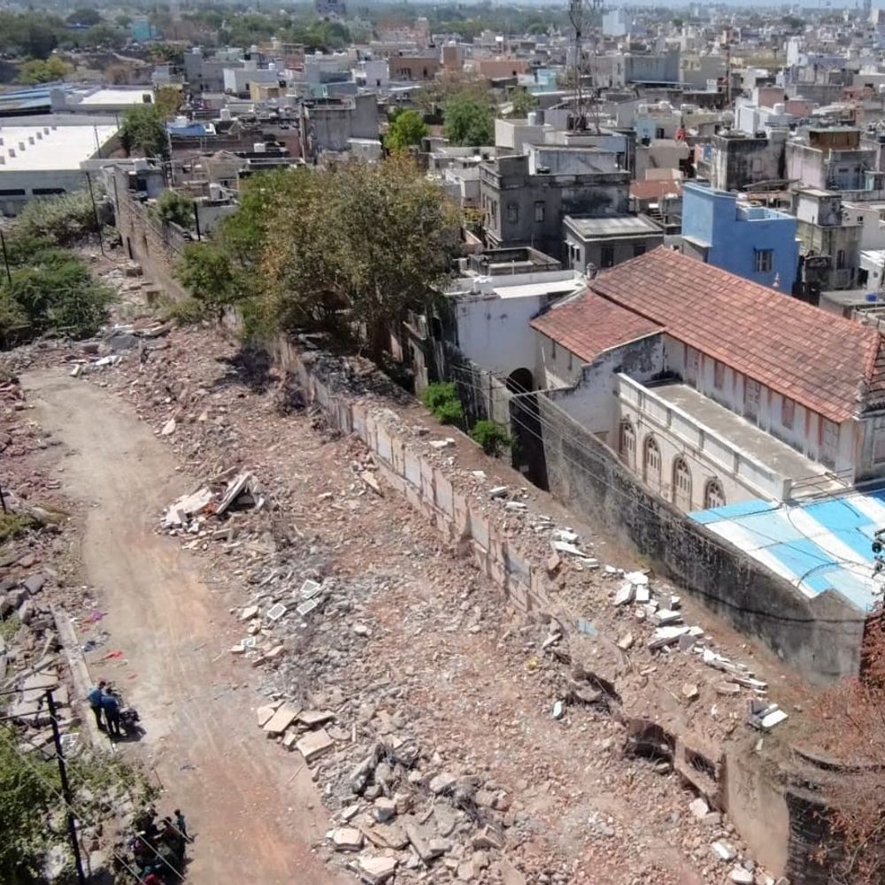 આઈજી નિર્લિપ્ત રાયનો જામનગરમાં આકરો સપાટો:મુલાકાતના ગણતરીના કલાકોમાં જ વ્હાઇટ હાઉસના બોતેર ગેરકાયદેસર રૂમો પર બુલડોઝર ફેરવી દેવાયું; ભૂમાફિયાઓમાં ફફડાટ