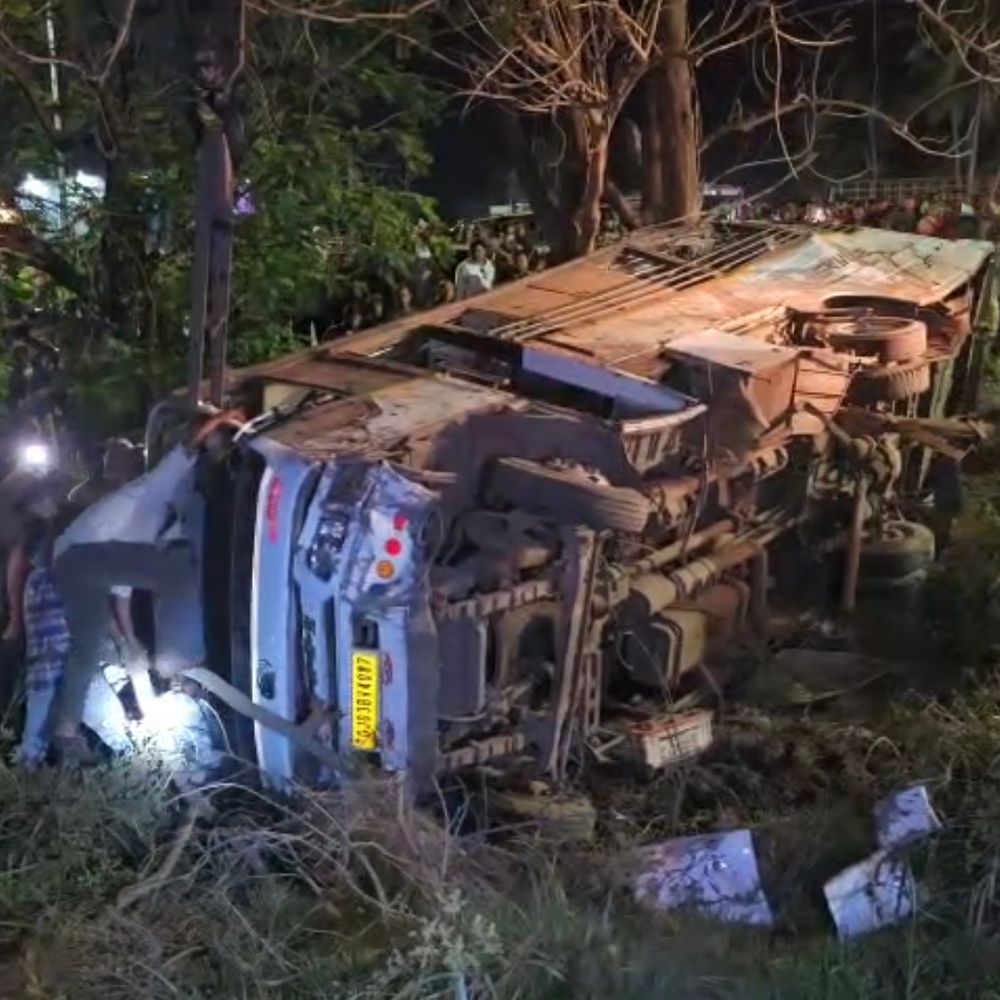 ધોરાજી નજીક ખાનગી બસ ત્રણ પલટી ખાઈ ગઈ:બસ ધાંગધ્રાથી ધોરાજી તરફ આવતી હતી, એક્સલ ભાંગી ; 22 મુસાફર ઘાયલ, 4 ગંભીર