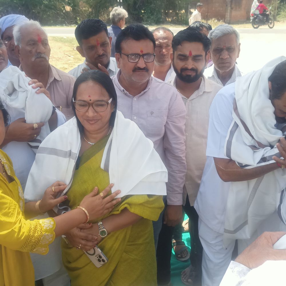 ચંદ્રુમાણામાં ₹75 લાખના ખર્ચે ગૌરવપથ બનશે:પૂર્વ ધારાસભ્ય રણછોડભાઈ દેસાઈએ 400 મીટર રોડનું ભૂમિપૂજન કર્યું