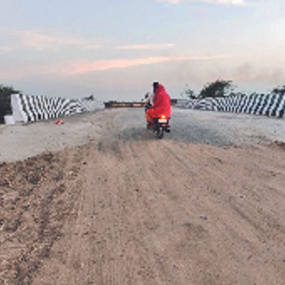 અકસ્માતની ભીતિ દૂર થઈ:ગુંદીયાળાના માર્ગે 500 મીટરના પુલ પર સંરક્ષણ દિવાલ બનાવાઈ