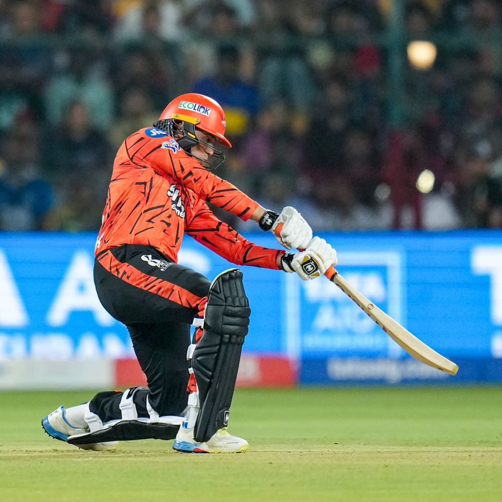 હૈદરાબાદને એક જ ઓવરમાં બે મોટા ફટકા પહોંચ્યા:અભિષેક શર્મા પછી ટ્રેવિસ હેડ પણ પેવેલિયન ભેગો થયો; IPL ડેબ્યૂ મેચમાં જેકબ ડફીએ બન્નેને આઉટ કર્યા