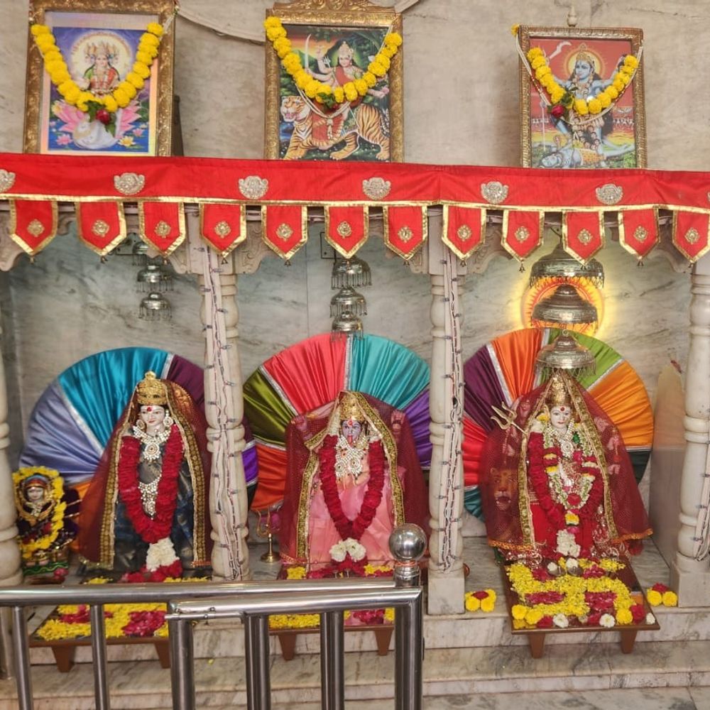 વડોદરાના વારસિયામાં મા અંબા મંદિરે ભક્તો ઉમટ્યા:ચૈત્ર નવરાત્રિ પર્વ નિમિત્તે યજ્ઞ-મહાપ્રસાદનું આયોજન