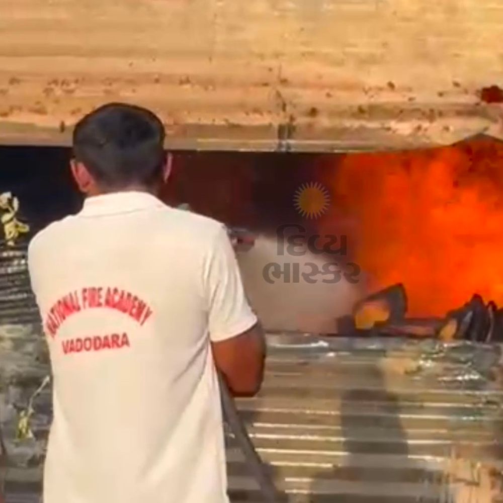 ગોધરાના કેપ્સ્યુલ પ્લોટમાં લાકડાના કારખાનામાં આગ:ફાયર વિભાગ દ્વારા કાબૂ મેળવવા પ્રયાસ, કોઈ જાનહાનિ નહીં