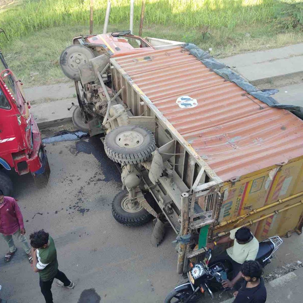 ખેડા હાઇવે પર ટ્રિપલ અકસ્માત: ટ્રક-આઇસર-બાઇક ટક્કર, ચાલકો ફરાર, બાઇક ચાલક ગંભીર.