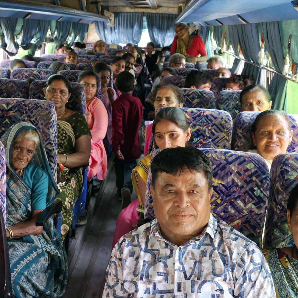 પાટણના પરિવારે પુત્ર જન્મની ખુશીમાં અંબાજી યાત્રા યોજી:સ્વર્ગસ્થ પુત્રના જન્મદિવસ પર કૃતજ્ઞતા વ્યક્ત કરવા સમગ્ર વિસ્તાર જોડાયો