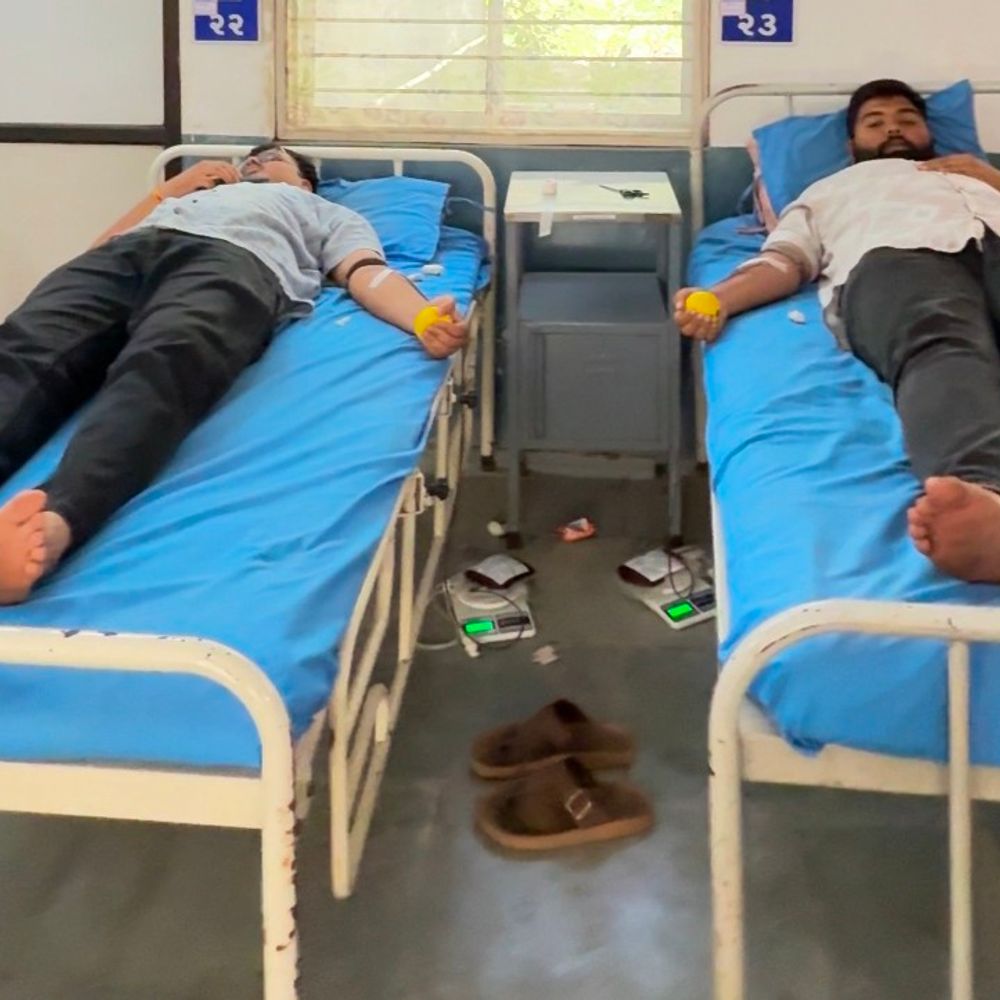 ABVP એ ગોધરામાં રક્તદાન કેમ્પ યોજ્યો:શહીદ દિવસ નિમિત્તે 100થી વધુ રક્તદાતાઓએ રક્તદાન કર્યું