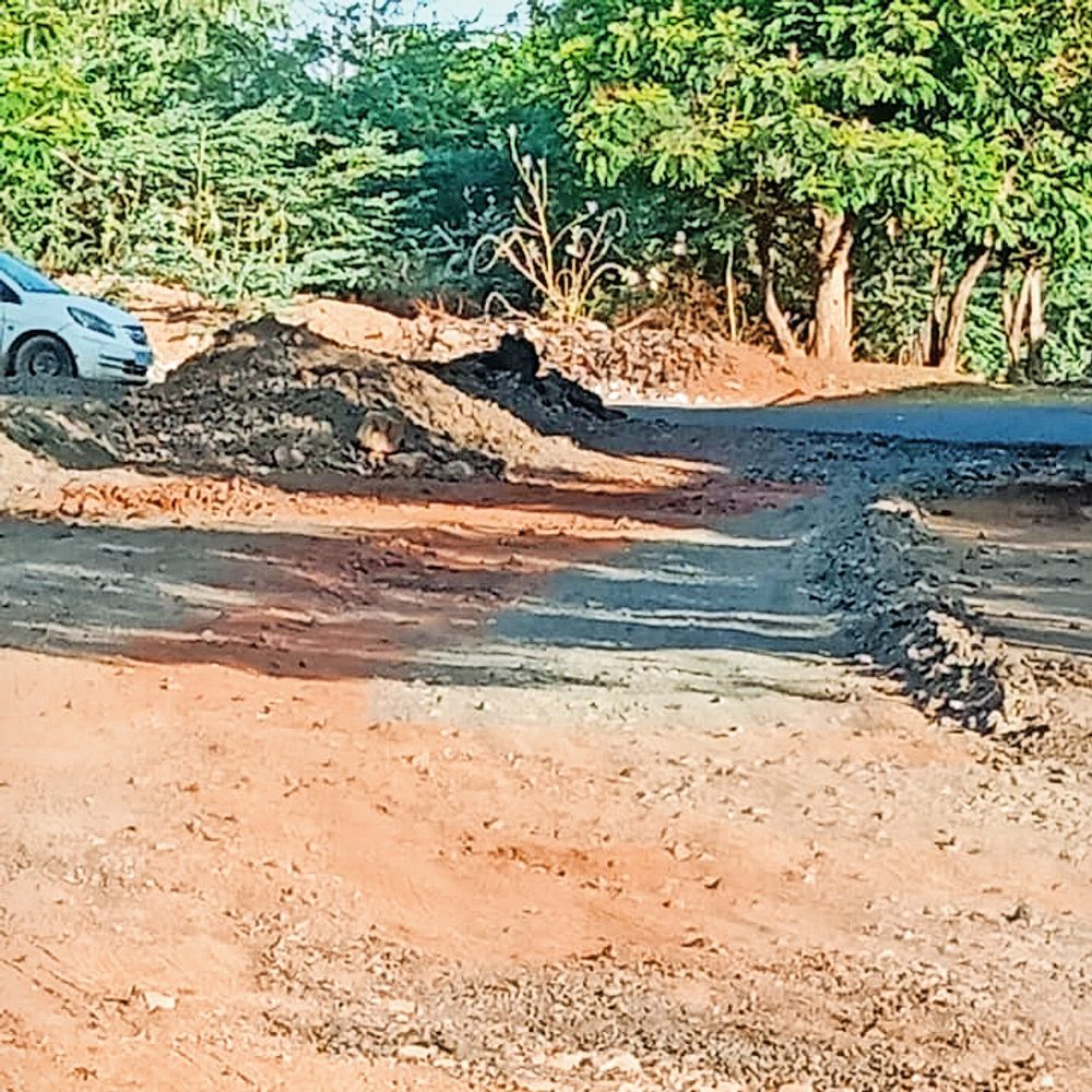 અણઘડ આયોજનથી પ્રજાજન પરેશાન:વઢવાણમાં રેલવે મેદાનથી વડ સુધીના મુખ્ય માર્ગનું કામ ડાયવર્ઝન વગર જ શરૂ કરી દીધું