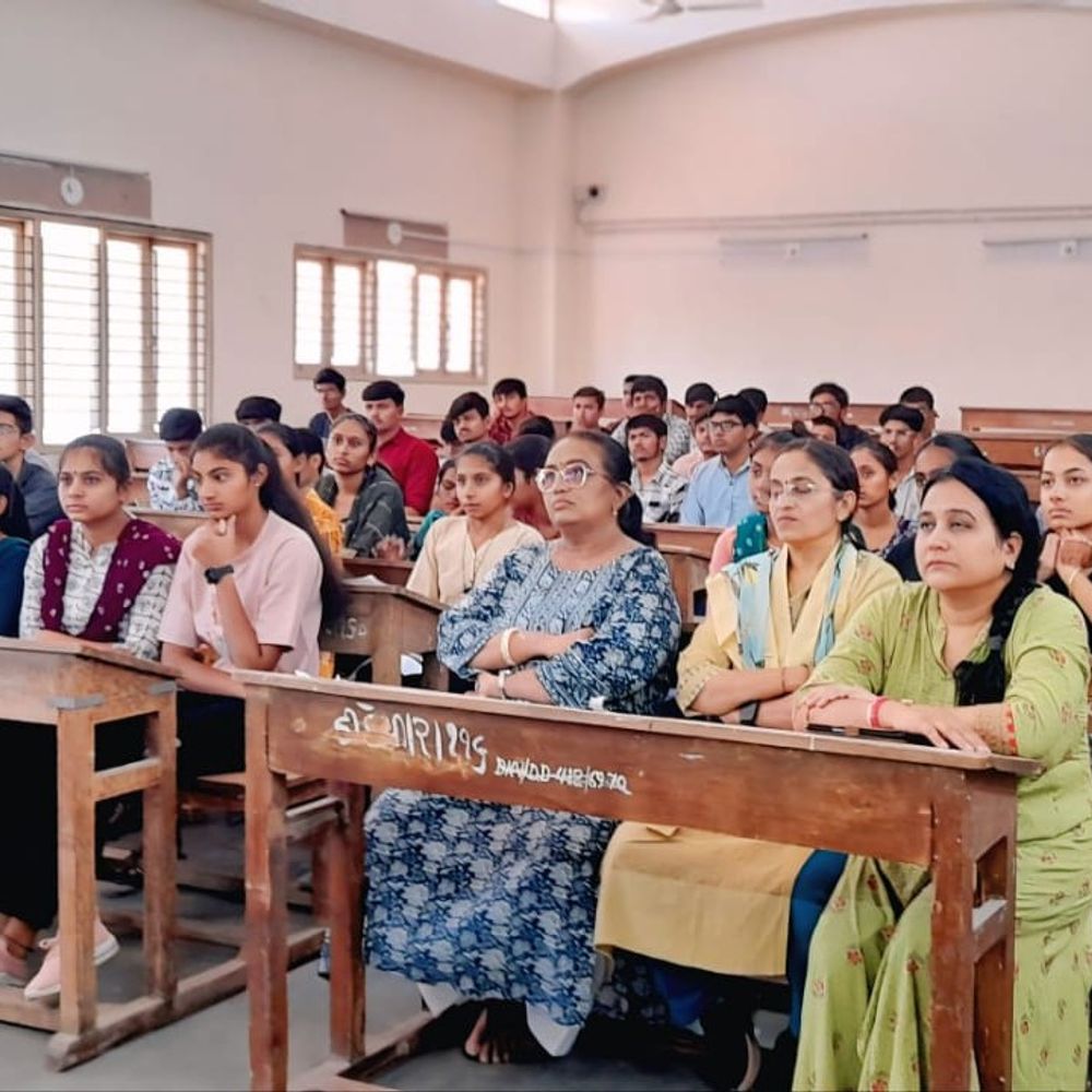 SOGએ ડી.કે.વી. કોલેજમાં ડ્રગ્સ જાગૃતિ કાર્યક્રમ કર્યો:વિદ્યાર્થીઓને નશાના દુષણથી બચાવવા સમજ અપાઈ