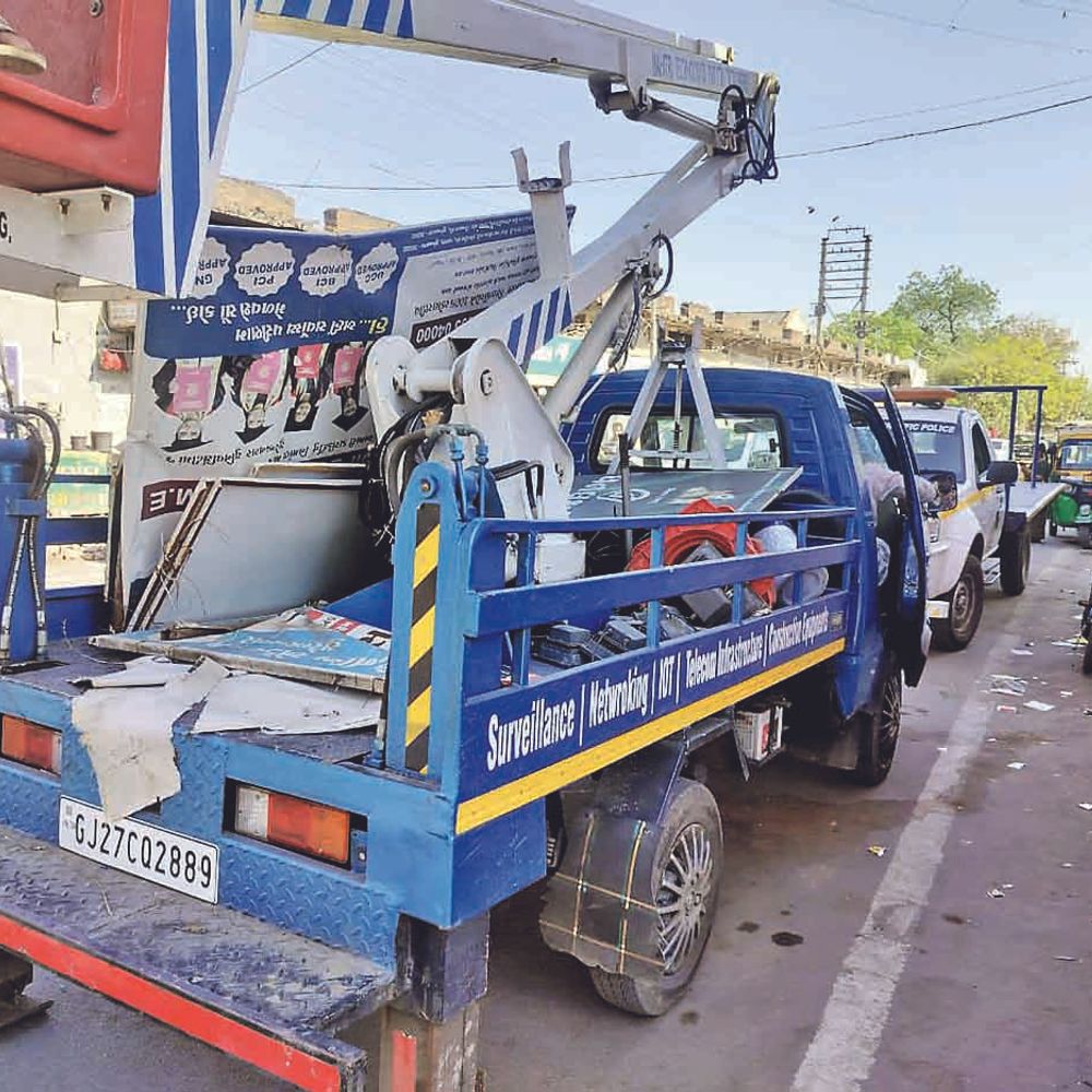 મનપાની કાર્યવાહી:સુરેન્દ્રનગર મનપાએ શહેરમાં લગાવેલા ગેરકાયદેસર 20 થી વધુ બોર્ડ ઉતારી લીધા