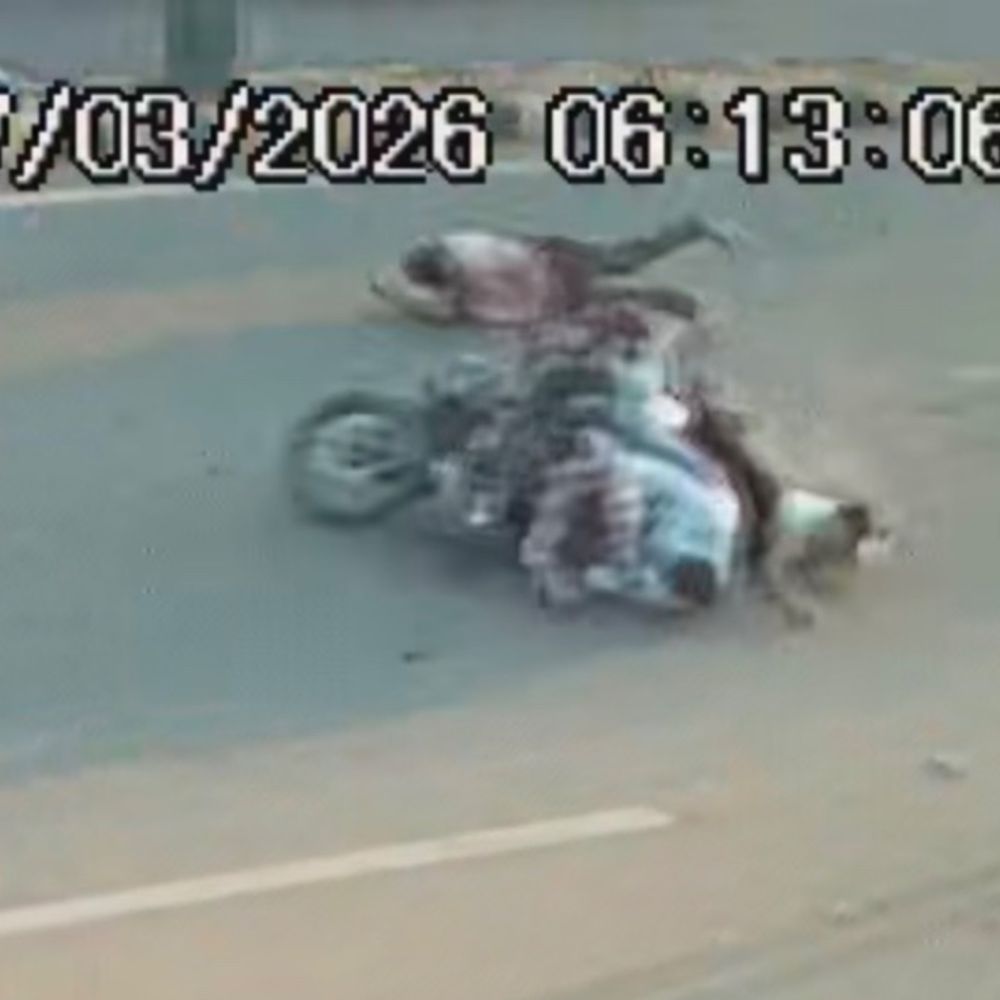 વડોદરામાં ટ્રિપલ સવારી બાઈકે કોંગી નેતાને ઉડાવ્યા, CCTV:રોડ ક્રોસ કરતા હતા ને ફૂલ સ્પીડે આવતી બાઈકે ટક્કર મારતા ચારેય રોડ પર ઢસડાયા, નજરે જોનાર સ્તબ્ધ થઈ ગયા