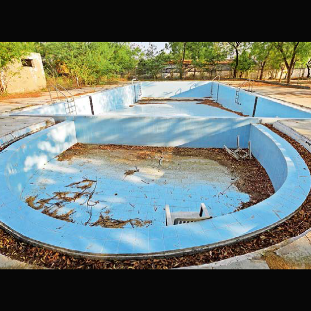 ભુજમાં સ્પોર્ટ્સ કોમ્પ્લેક્સ ઓફિસર્સ ક્લબ બંધ થતાં રમતગમતના શોખીનોમાં ભારે અસંતોષ.