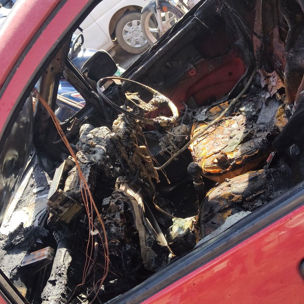 ગોધરાના ભુરાવાવ વિસ્તારમાં ચાલુ કારમાં ભીષણ આગ:કાર સંપૂર્ણ બળીને ખાખ, ચાલકનો આબાદ બચાવ