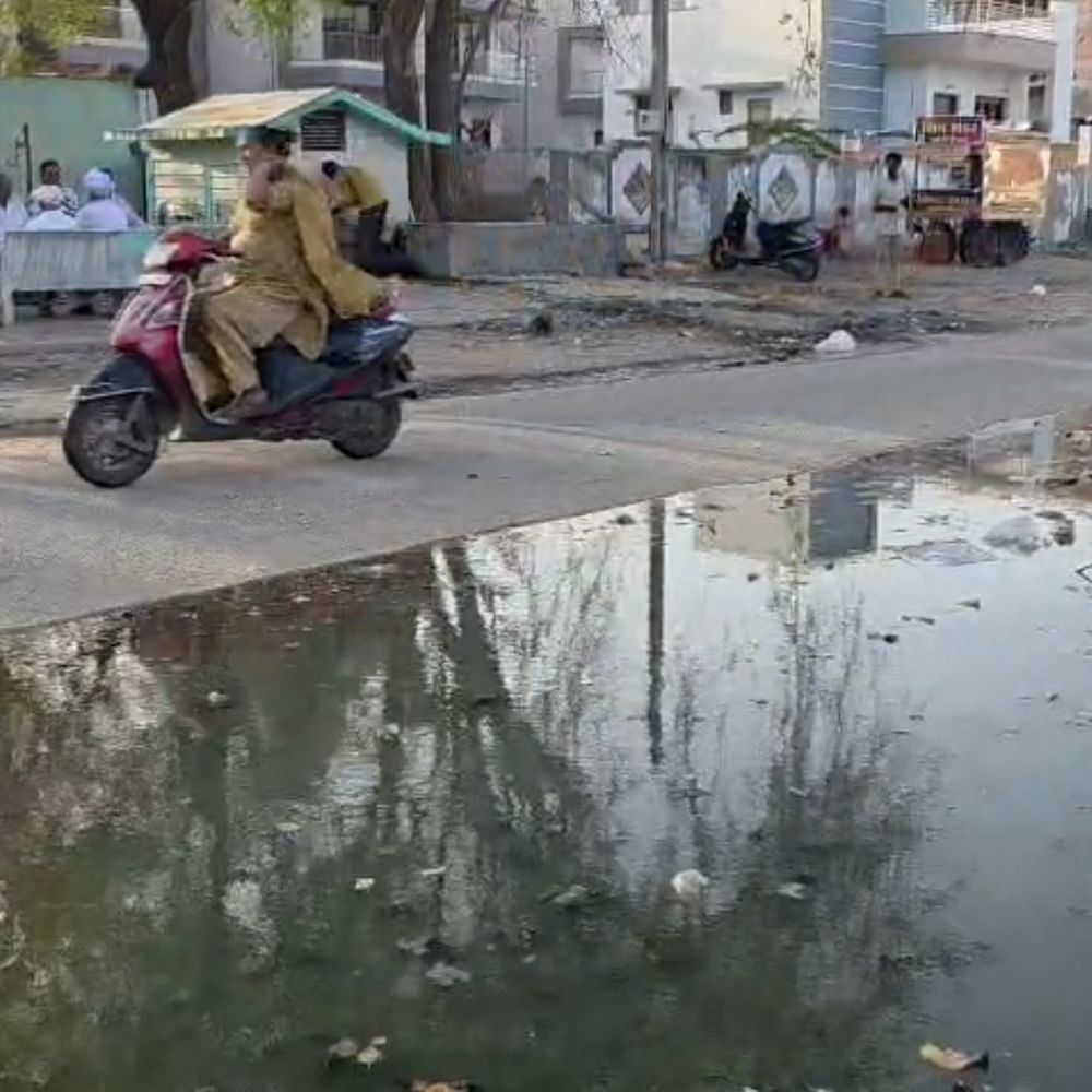 પાટણના ખાલક્ષાપીર વિસ્તારમાં ભૂગર્ભ ગટર ઉભરાઈ.:રોડ પર ગંદા પાણી, સ્થાનિકો અને વાહનચાલકો પરેશાન