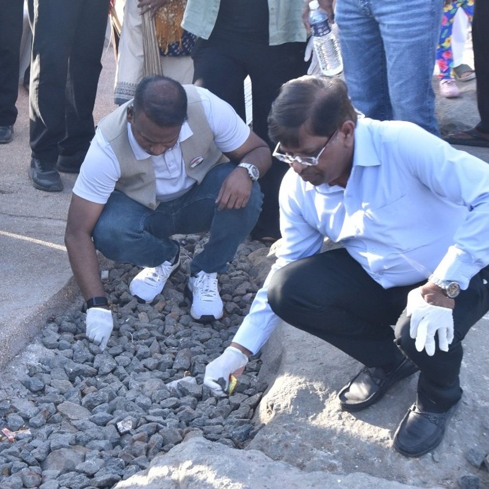 ડુમસ સી-ફેસ ખાતે શ્રમદાન કાર્યક્રમ:મનપા કમિશનર અને પૂર્વ મેયર સહિત 4000થી વધુ શહેરીજનોએ સફાઈ હાથ ધરી ડુમ્મસ સી ફેસને ચમકાવ્યો, 212 કિલો કચરાનો નિકાલ કરાયો